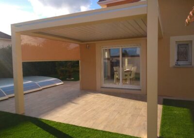 Pergola bioclimatique structure beige ( quartz1 ) lames blanches bélignieux