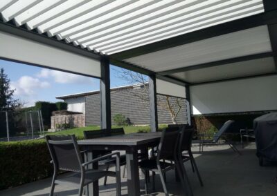 Pergola bioclimatique avec stores 69370