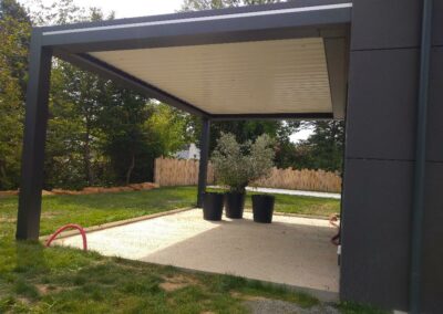 Pergola bioclimatique 69260 structure noir 2100 sablé lames blanche