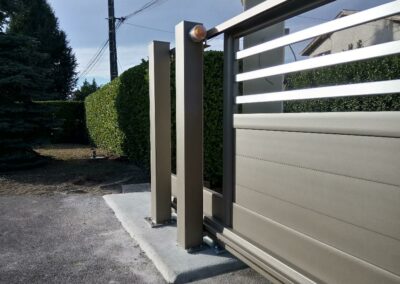 Motorisation de portail aluminium coulissant Somfy intégrée dans le poteau